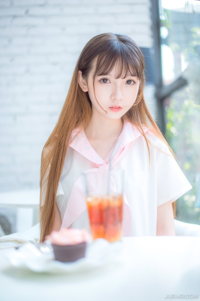 “多谢夫君体谅。”大乔微微松了口气，见小乔还站在那里不动，不由有些气急，拉了拉妹妹的手。